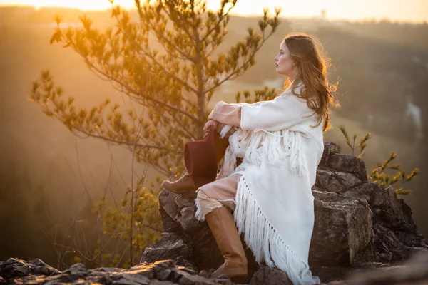 Traumfrau trifft Sonnenaufgang in den Bergen — Stockfoto