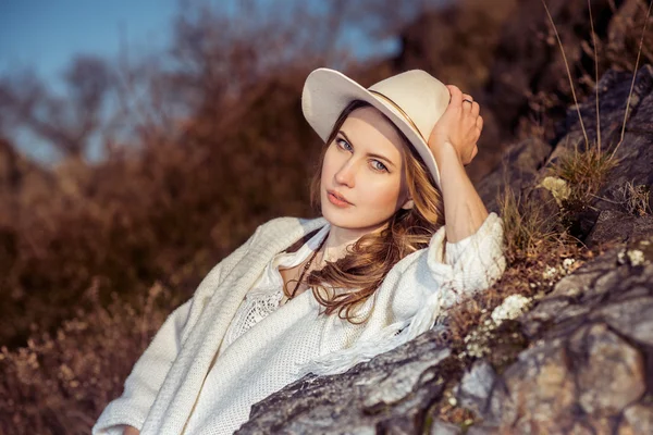 Traveler woman in the hat at nature — Stock Photo, Image