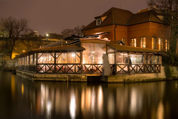房子和餐馆上河岸，在捷克首都布拉格伏尔塔瓦河 — 图库照片