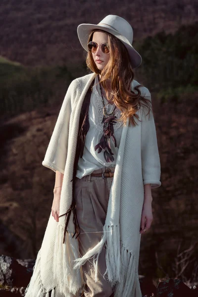 Beatiful woman traveling in the mountains — Stock Photo, Image