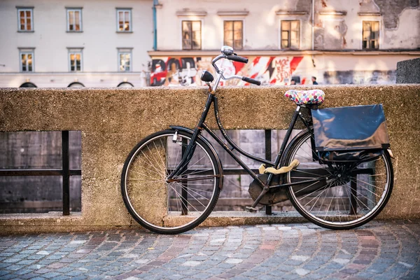 Traditional classic bicycle near water canal — Stock Photo, Image