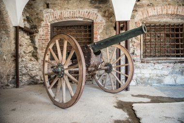 Şatoda eski savaş topu