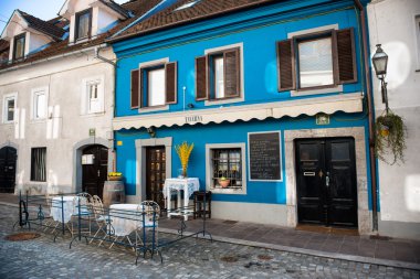 Eski şehirde sokakta Cororful taverna Cafe