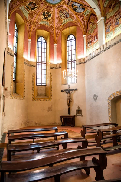 Intérieur de la vieille petite église catholique — Photo