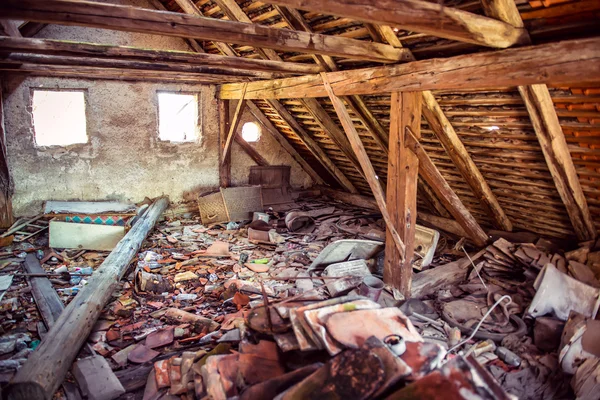 廃屋の屋根裏部屋 — ストック写真