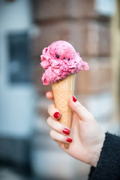 Ice cream cone in hand — Stock Photo, Image