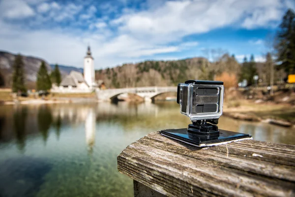 Pequena câmera de ação filmando paisagem agradável câmera lenta ao ar livre — Fotografia de Stock