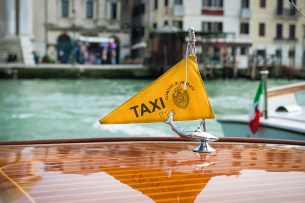 Taxiboot auf canal grande mit venezia — Stockfoto