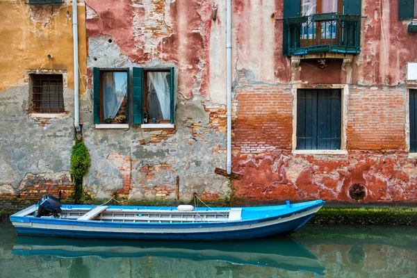 Venedig Stadtbild, Boot auf schmalen Wasserkanal in der Nähe bunte Wand mit Fenster — Stockfoto