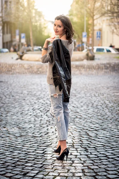 Bella giovane donna felice che cammina per strada — Foto Stock