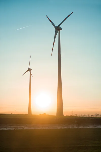 Exploração de turbinas eólicas gerando eletricidade no por do sol — Fotografia de Stock