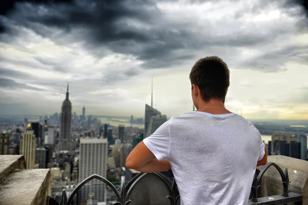 Man standing on the roof top and looking on New-York city panorama — Stock Photo, Image