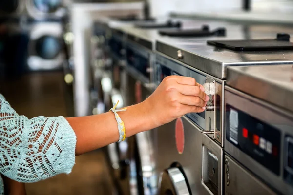 Foto van vrouw hand zetten kwartaal munt in de Wasserij machine in openbare Wasserij — Stockfoto