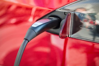 elektrikli otomobil işlem güç kablo kaynağından şarj takılı