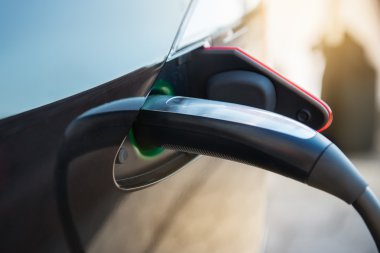 elektrikli otomobil işlem güç kablo kaynağından şarj takılı