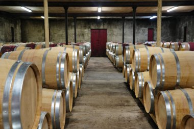 Şarap sanayi deposu ve şarap fıçıları olan üretim tesisi.