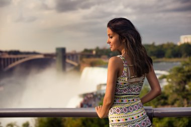 Güzel kadın enjoing Niagara sonbahar görünümü