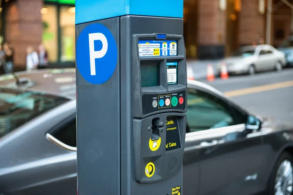 Coche y máquina de aparcamiento con pago electrónico en el aparcamiento de Nueva York citi — Foto de Stock