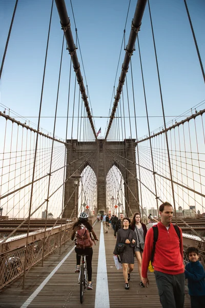 New York - 13 oktober: Cyklist och gångpassage längs The Brooklyn Bridge — Stockfoto