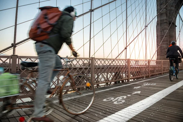Carretera para bicicletas con ciclista en el puente de Brooklyn en la ciudad de Nueva York —  Fotos de Stock