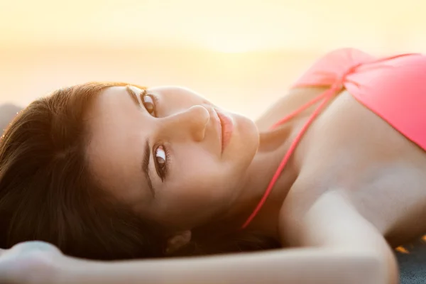 Retrato de verão ensolarado de uma bela jovem sorridente — Fotografia de Stock