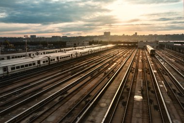 New York'ta koşucular yol asfalt üzerinde koşan adam