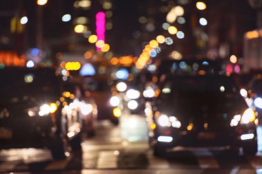 Acele saat araba trafik gece New York'ta sokak