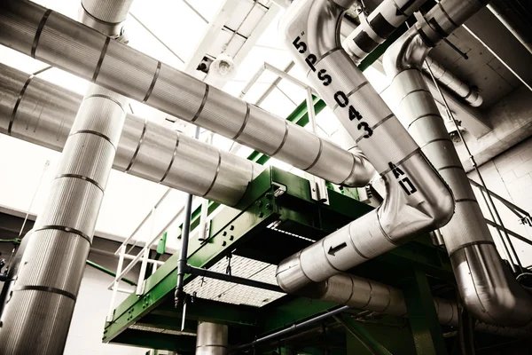 Interior de la planta de gas industrial con tuberías y cables de acero —  Fotos de Stock