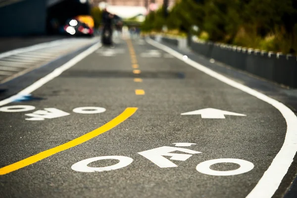 Señal de carril bici en asfalto en la ciudad de Nueva York — Foto de Stock