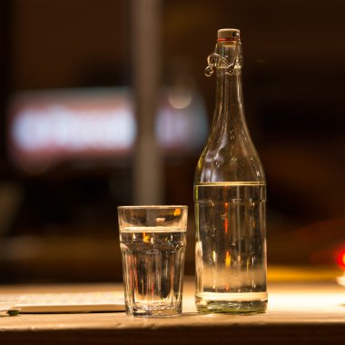 Su ve bir şişe Restoran masada