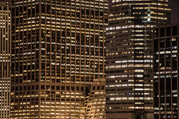 หน้าต่างตึกระฟ้าตอนกลางคืนในนิวยอร์กซิตี้ — ภาพถ่ายสต็อก