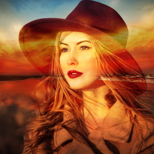 Gyönyörű nő álmodozó napnyugta időpontja a tengerparton. — Stock Fotó