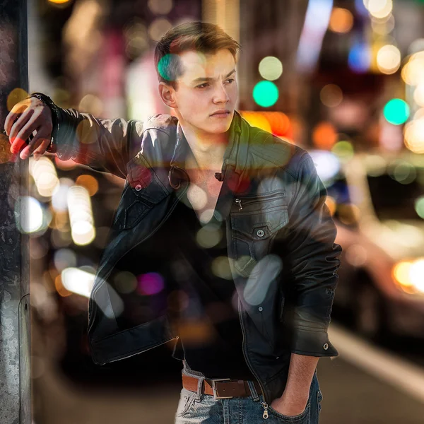 Mode man in onscherpe achtergrond van New York nacht autoverkeer. — Stockfoto