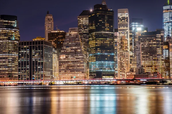 New Yorku Manhattan Downtown Panorama mrakodrapů v noč — Stock fotografie