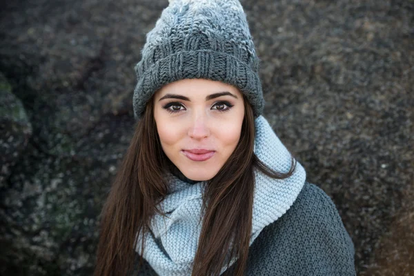 Hermosa mujer sonriente con ropa de abrigo de invierno y sombrero — Foto de Stock