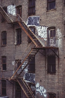 New York, Manhattan eski bir bina dış merdivenlerde yangın merdiveni