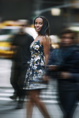 New York'un sokakta yürüyen güzel Afrikalı-Amerikalı kadın