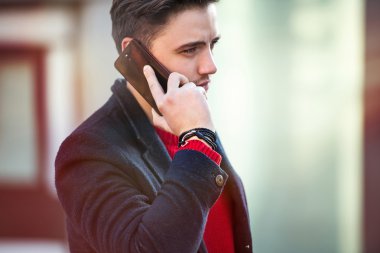 Yürüyüş ve şehrin telefonda konuşurken sokak başarılı iş adamı