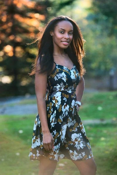 Hermosa africana americana sonriente modelo mujer caminando en el parque de la ciudad — Foto de Stock