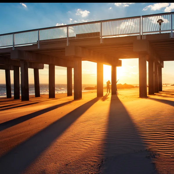 Oceaan pier onder warme zonsondergang — Stockfoto