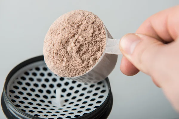 Zakres izolat białka serwatki czekolady obok shaker przezroczyste białka — Zdjęcie stockowe