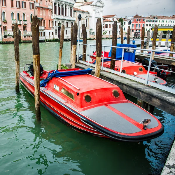 Botes de rescate de incendios cerca del muelle en Venecia, Italia — Foto de Stock