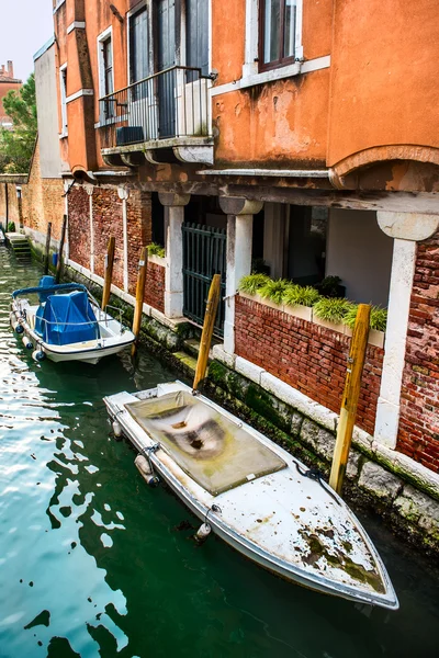 Kanal mit Booten und bunten Fassaden alter mittelalterlicher Häuser in Venedig, Italien — Stockfoto