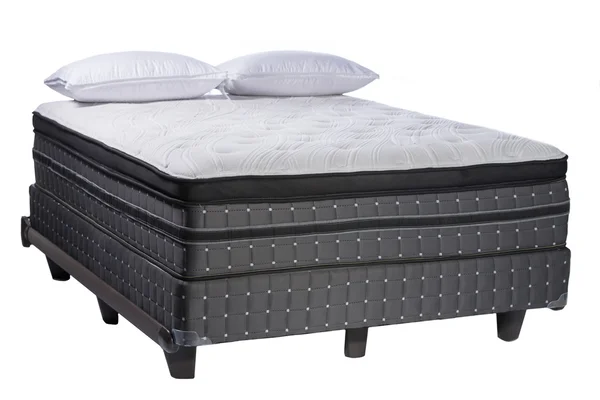 Matratze Queen-Size-Bett und Kissen isoliert auf weiß — Stockfoto