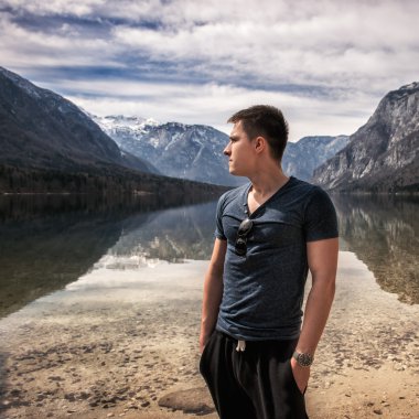 Adam rahatlatıcı yaz dağ gölü yakınındaki