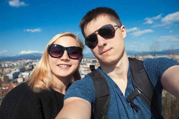 Gelukkige paar reizen op de stad en het maken van selfie — Stockfoto