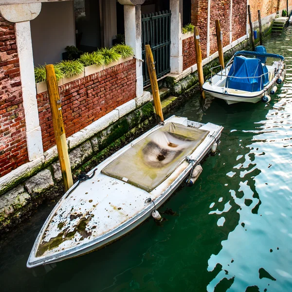 Kanal mit alten Oldtimer-Booten in der Nähe der Schiffsanlegestelle — Stockfoto