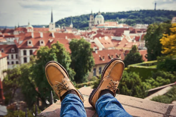 Pánské nohy obutá brownleather relaxační na střeše ve staré město pražské — Stock fotografie