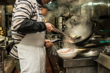 Şef, soba pan ile restoran mutfakta