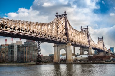 Ed Koch Queensboro Köprüsü'nden Manhattan Queens için. Roosevelt Adası ve Doğu Nehri.